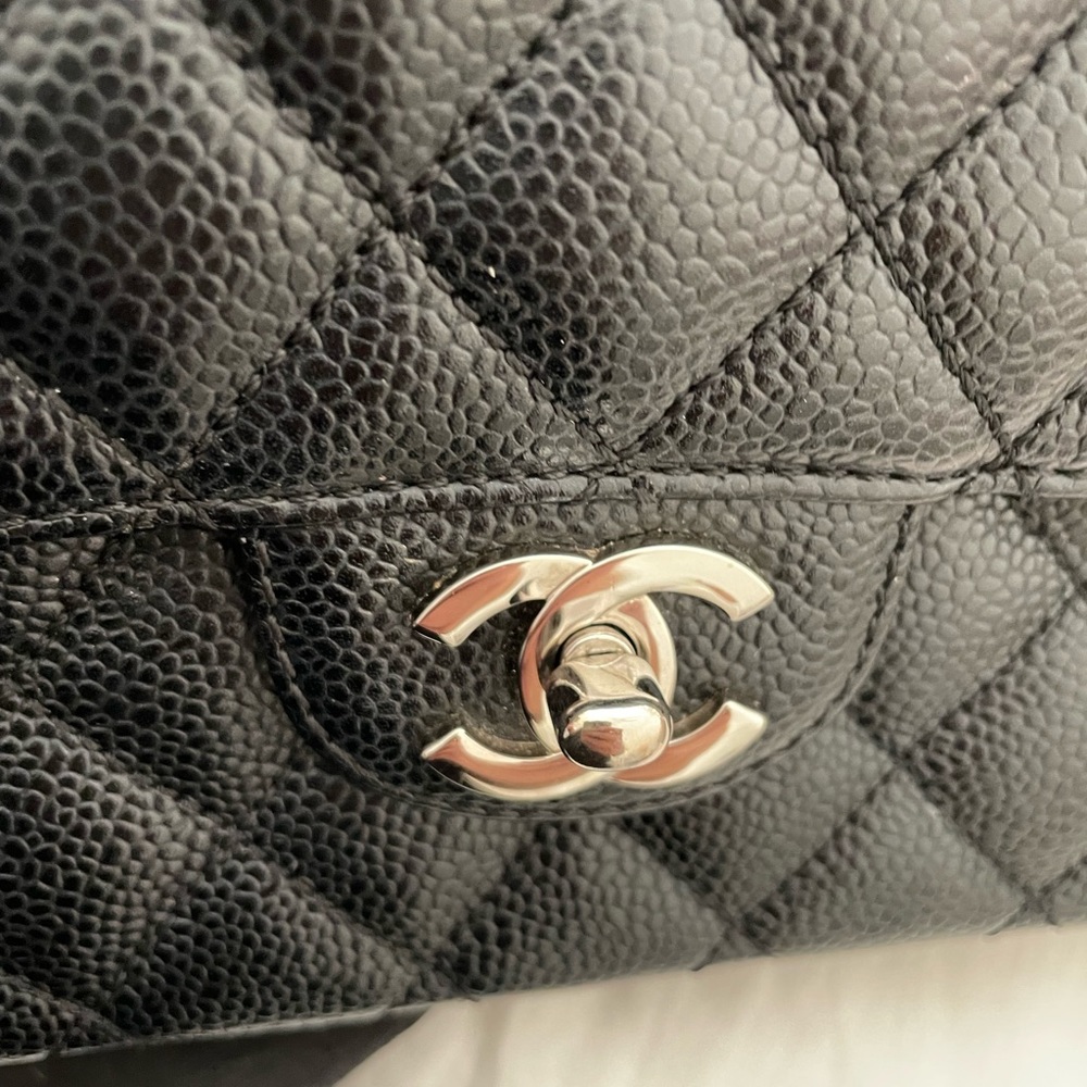 CHANEL Authentic East West single flap quilted, silver tone chain. Caviar. - Picture 3 of 9